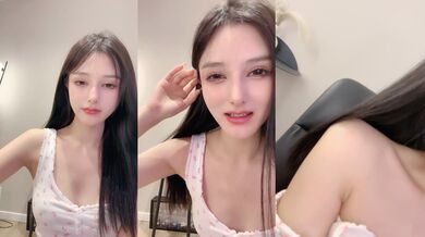 超美网红脸女神妹子，性感白丝比基尼，身材超棒，人间尤物椅子上特写白虎穴